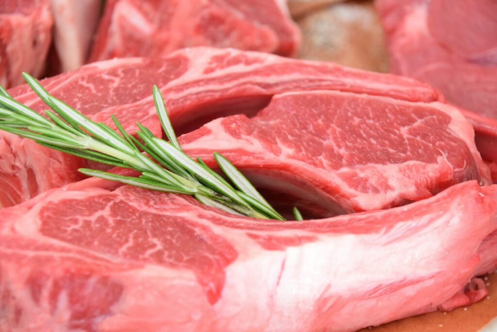 Mostrador de carniceria y charcuteria en Valencia con carnes frescas y embutidos artesanales